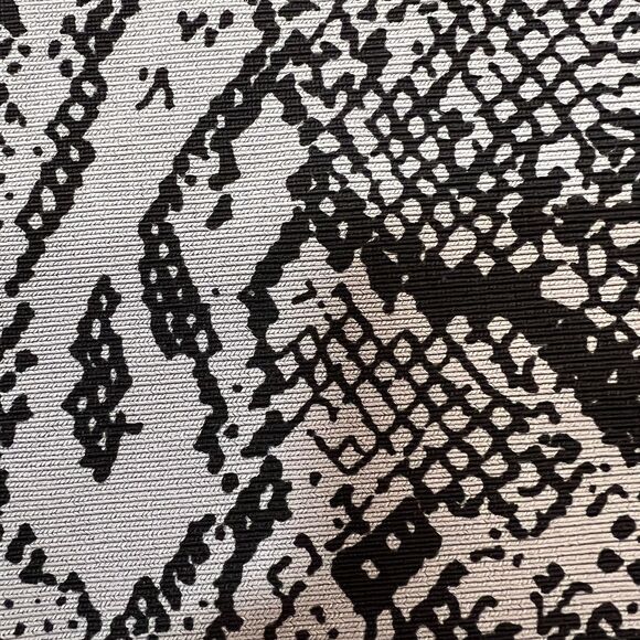 BCBG MaxAzria Pencil Skirt XS Y2K Snakeskin Bodycon Bandage Mini Womens - Picture 3 of 6